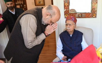 After the announcement of Bharat Ratna, Home Minister Meets Advani.