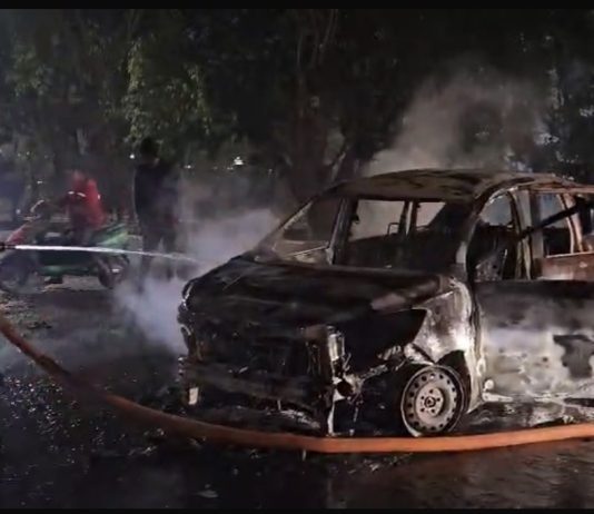 Noida Big Breaking: Ertiga Car Engulfs in Massive Fire at Sector 25A U-Turn, Company Staff Escape Unhurt